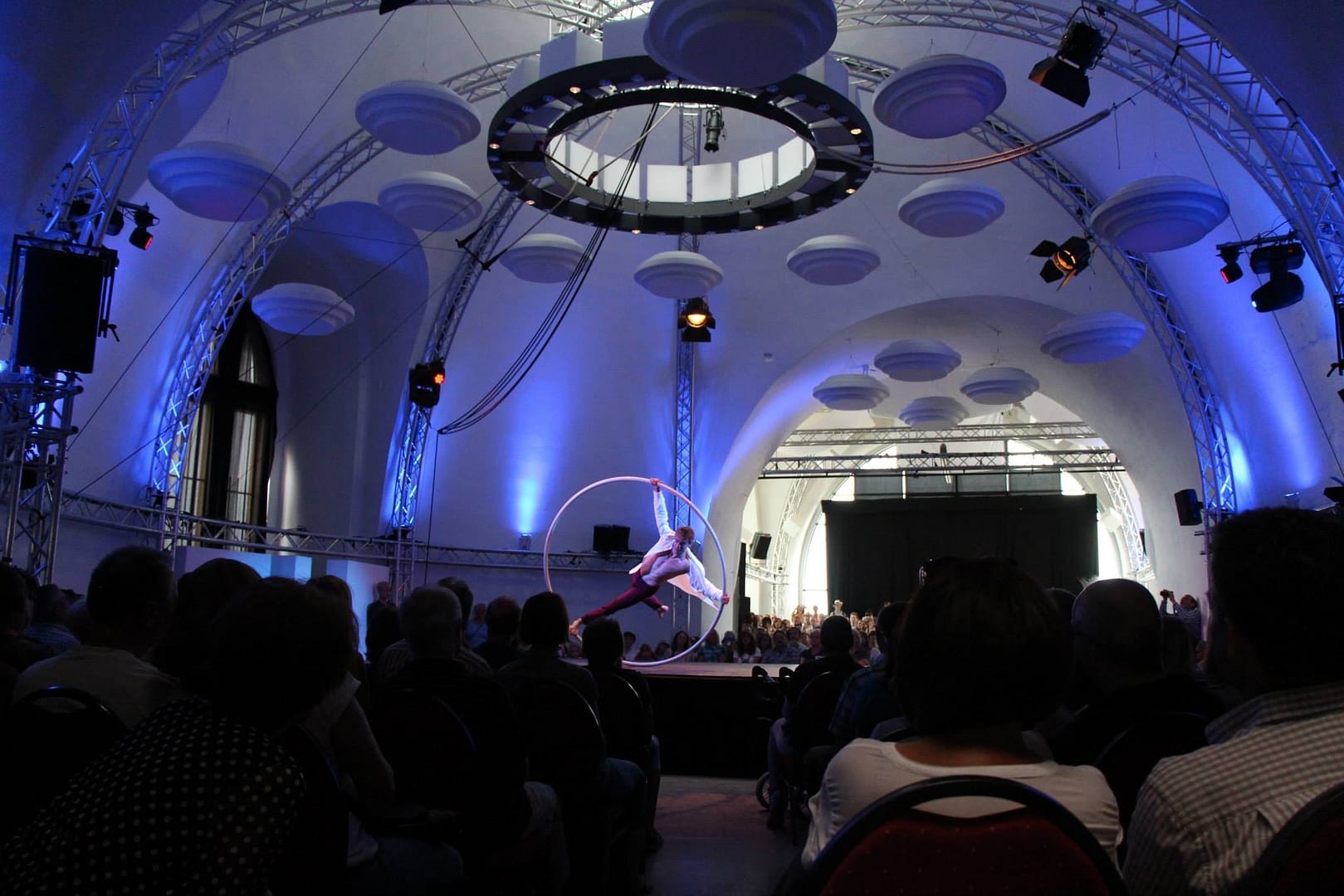 „Oscar Kaufmann während einer exklusiven Cyr Wheel Show für ein Firmen-Event