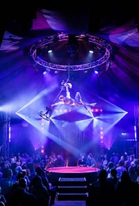 Oscar Kaufmann als The Flying Gentleman bei La Clique in Manchester – Eleganz trifft auf spektakuläre Akrobatik.