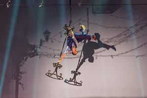 Oscar Kaufmann präsentiert den Flying Gentleman Act an einem fliegenden Hutständer bei einer exklusiven Veranstaltung Pink Rabbit in Zürich