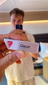 Oscar Kaufmann der Akrobat hält sein Name tag