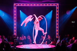 Atemberaubende Cyr Wheel Performance von Oscar Kaufmann auf der renommierten Bühne von La Clique in Edinburgh