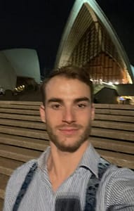 "Oscar Kaufmann posiert vor dem Sydney Opera House – bereit für seinen Auftritt."