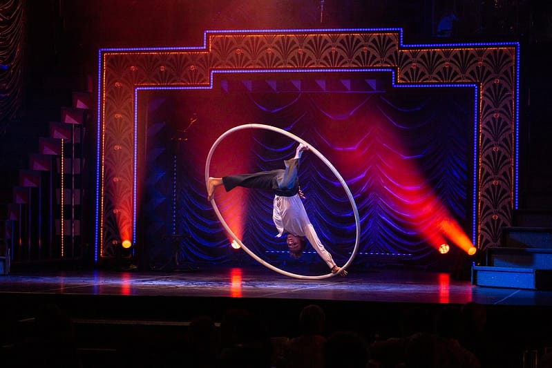 Cyr Wheel Artist Oscar mit seiner beeindruckenden Performance im Wintergarten Berlin