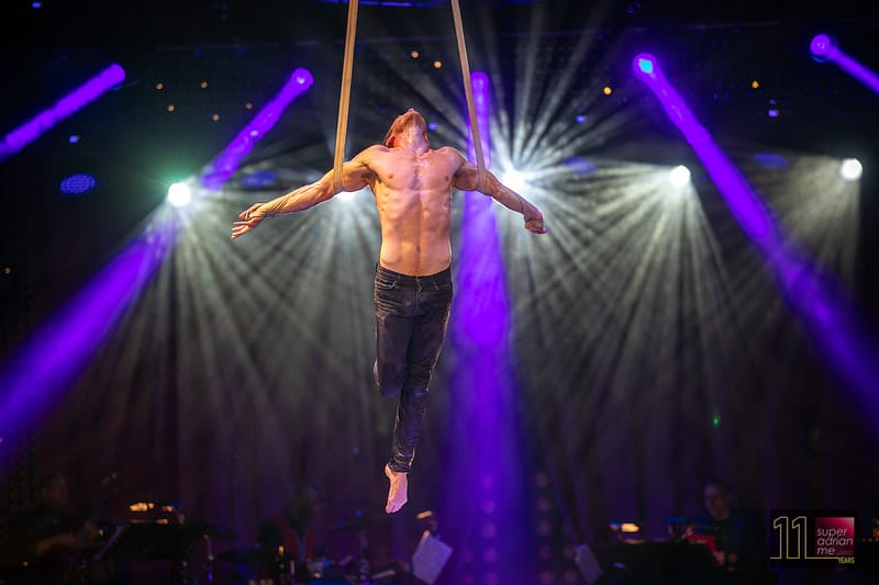 Akrobat Oscar an den Strapaten fliegt durch die Luft