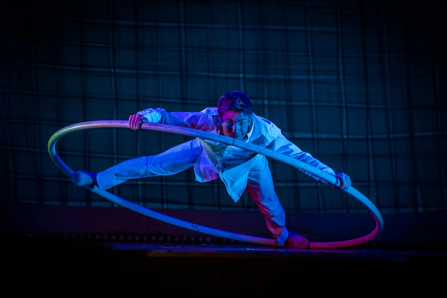 Cyr Wheel Künstler Oscar Kaufmann bei einem Auftritt im Wintergarten Berlin im Coinspin im Cyr Wheel