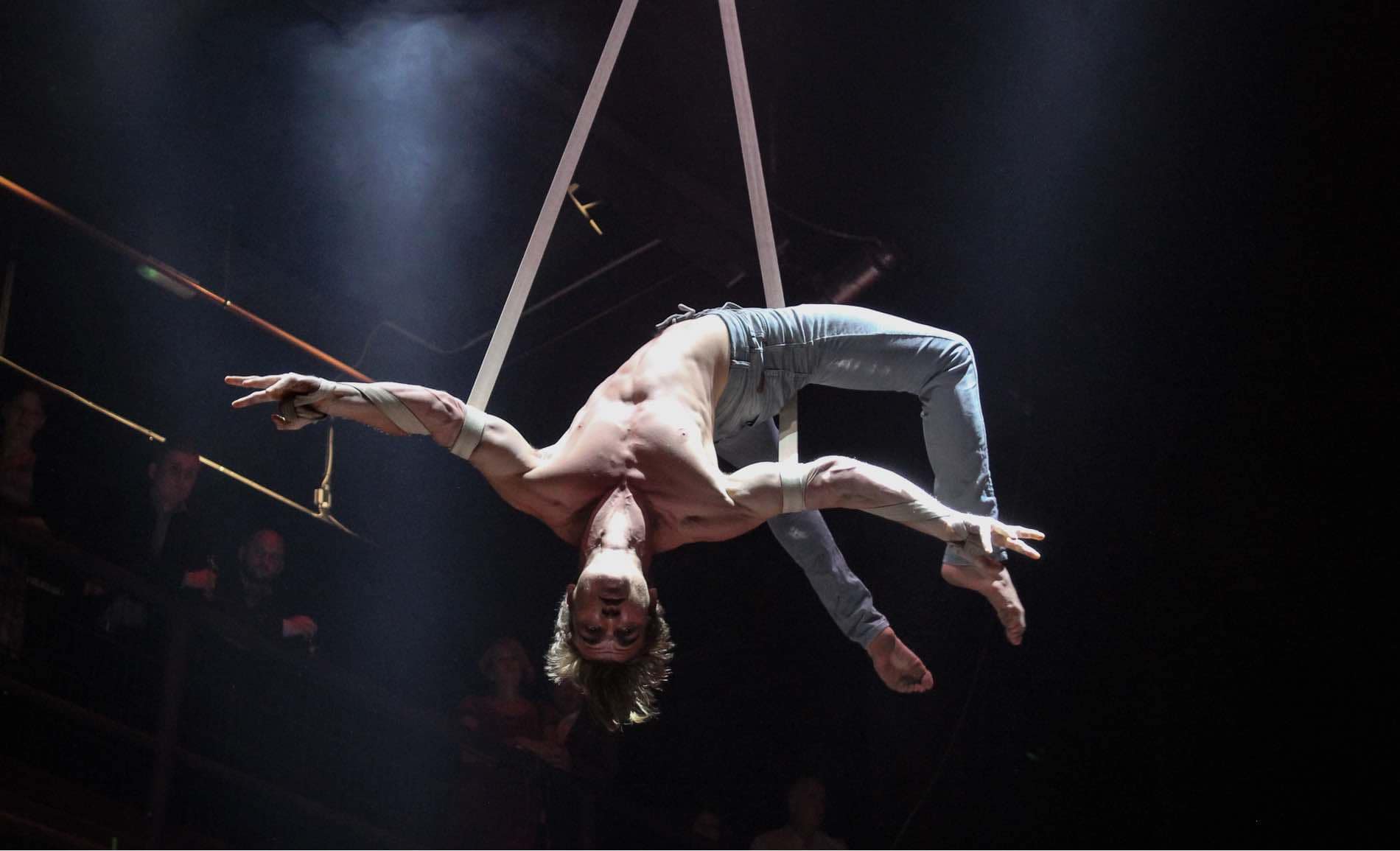 Oscar Kaufmann schwebt an den Strapaten in einer eindrucksvollen Luftakrobatik-Show