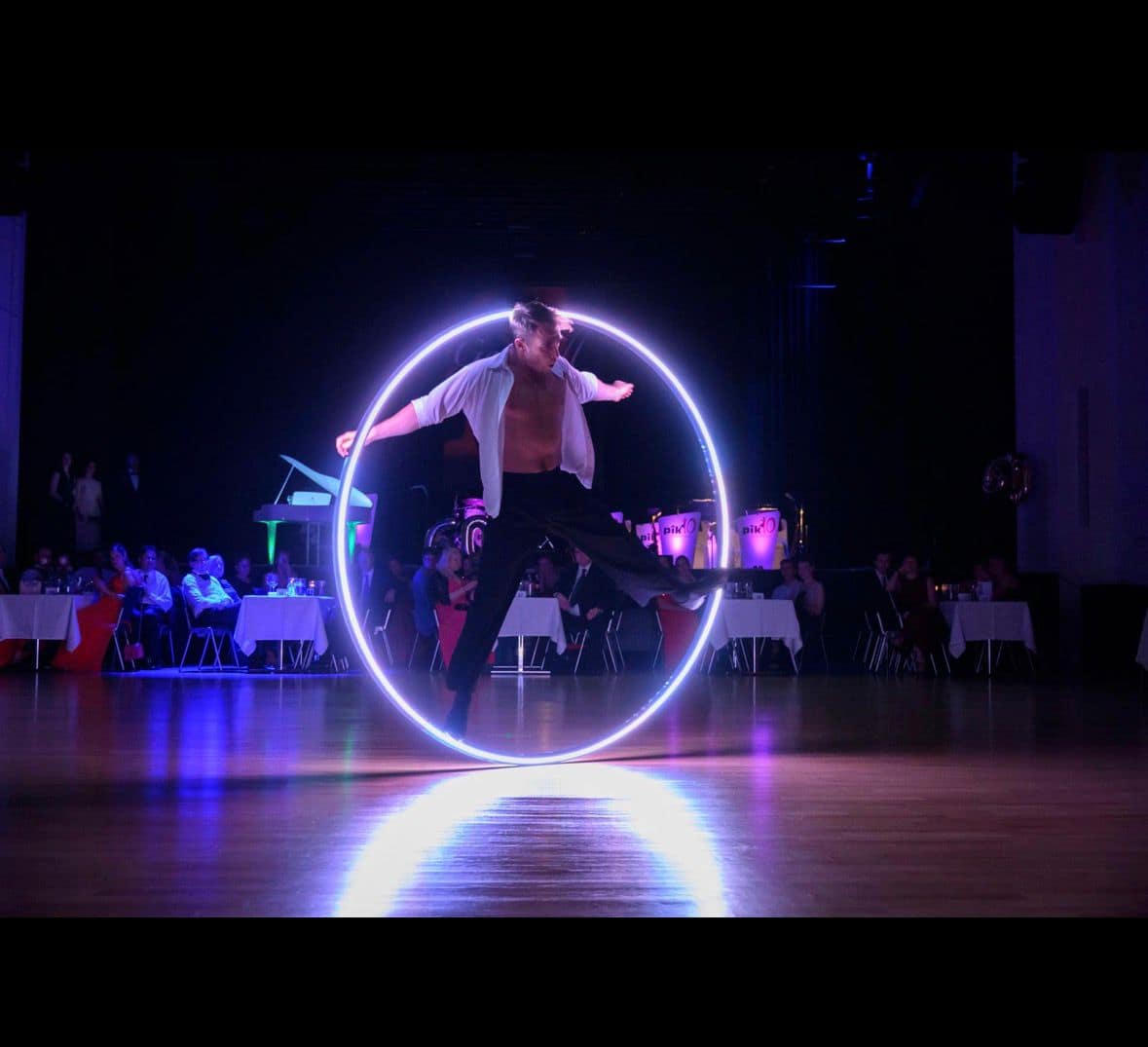 LED Cyr Wheel Auftritt von Oscar bei einer Galaveranstalltung