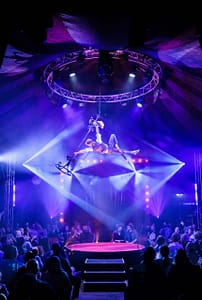 Oscar Kaufmann als The Flying Gentleman bei La Clique in Manchester – Eleganz trifft auf spektakuläre Akrobatik.