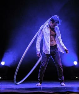 Zirkusartist Oscar am Cyr Wheel