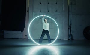 Oscar Kaufmann hält einen weiß leuchtenden Cyr Wheel in der Hand