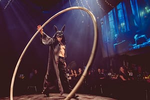 Oscar Kaufmann präsentiert eine beeindruckende Cyr Wheel Show auf einer Bühne in Zürich