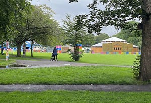 Die Zelte von Underbelly in den meadows von Edinburgh