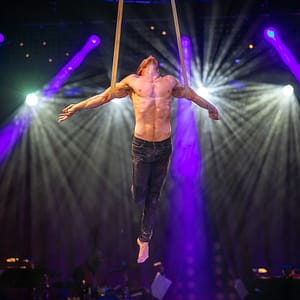 Akrobat Oscar an den Strapaten fliegt durch die Luft