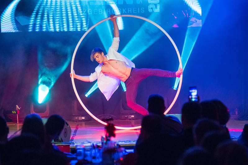 Gala Veranstalltung Sportlershow mit artist Oscar im Cyr Wheel