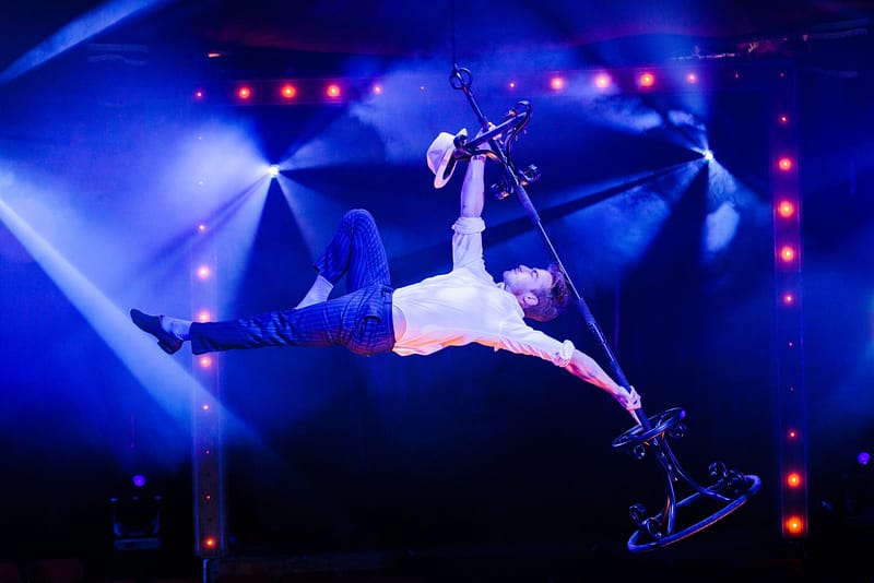 Oscar Kaufmann schwebt als Flying Gentleman durch die Luft