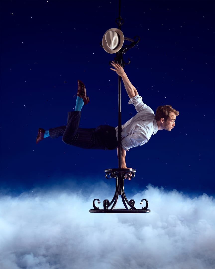 Oscar schwebt am Hutständer für ein Photoshoot