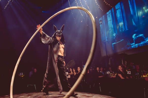 Oscar Kaufmann präsentiert eine beeindruckende Cyr Wheel Show auf einer Bühne in Zürich