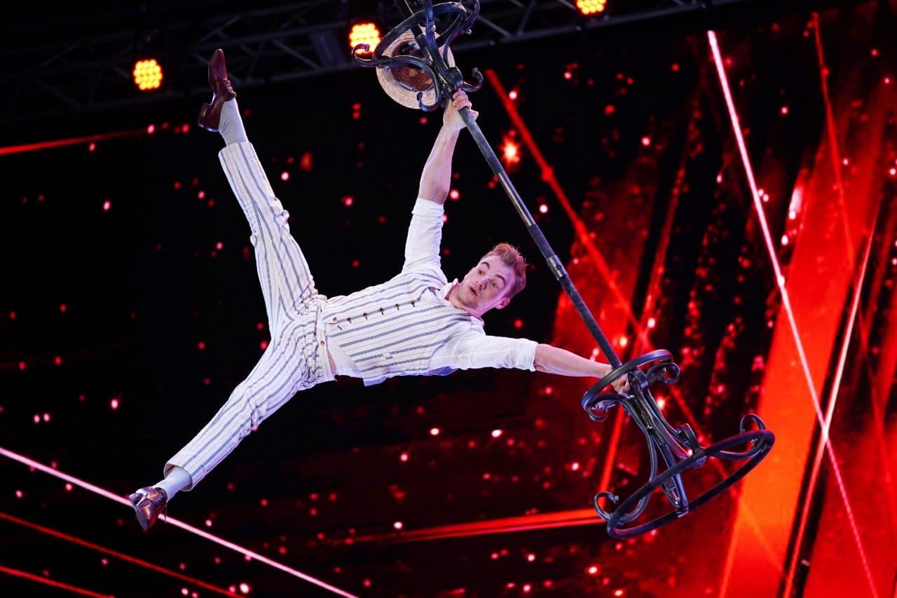 Zirkusartist Oscar beim Supertalent im Fernsehen an dem Hutständer
