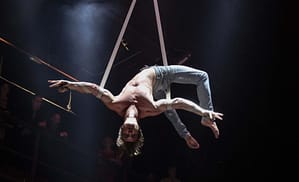Zirkusartist Oscar fliegt in den Strapaten bei einem Event in Deutschland