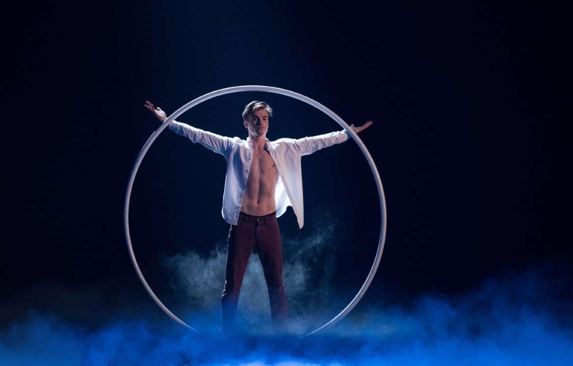 Cyr Wheel Artist Oscar auf der Bühne im Nebel